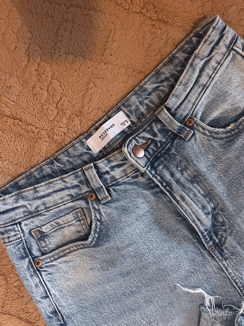 Reserved farmerice ravnog kroja