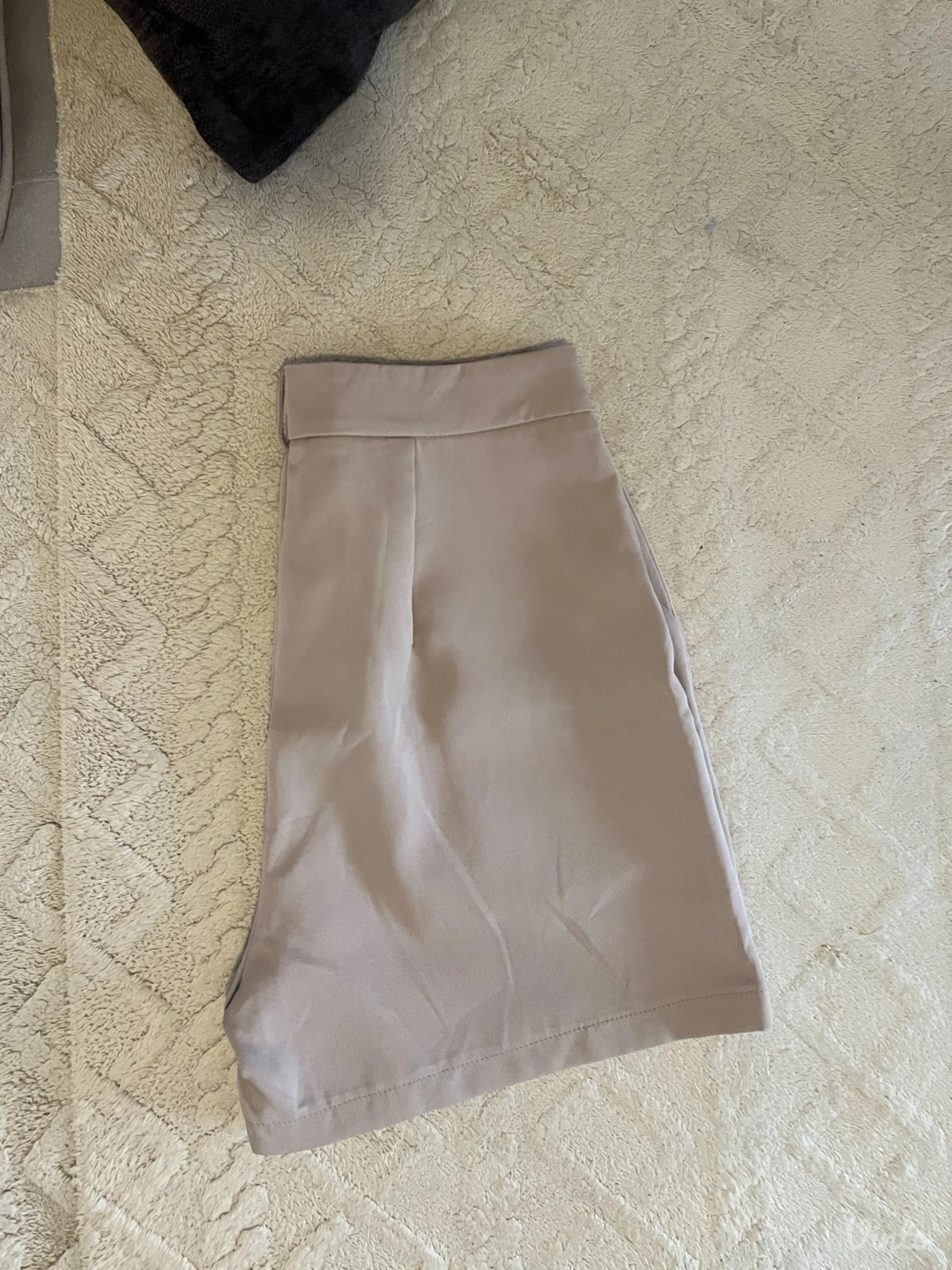 Prelep elegantan šorts u braon boji S