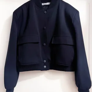 Flow viralna bomber jakna sa naramenicama