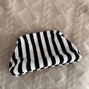 Pletena clutch torbica