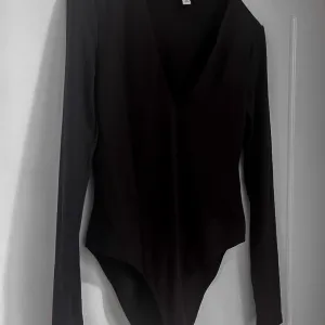 H&M klasičan crni bodi V izrez