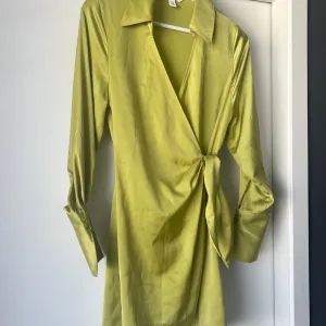 H&M prelepa satenska haljina XS-S
