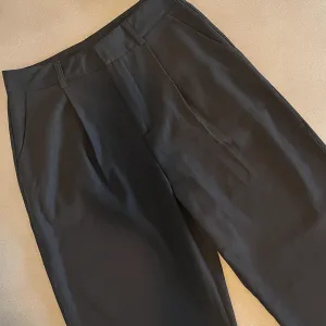 Elegantne sive pantalone širokih nogavica NOVE