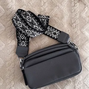 NOVA siva torbica od eko kože