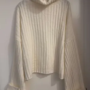 Džemper rolka sa zvonastim rukavima