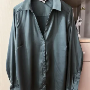 H&M satenska košulja S/M