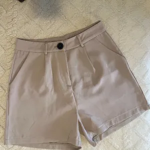 Prelep elegantan šorts u braon boji S