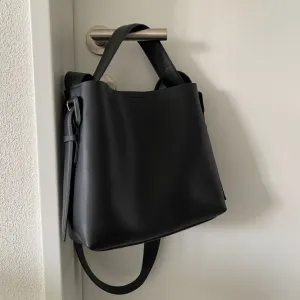 H&M minimalistička crossbody tašna
