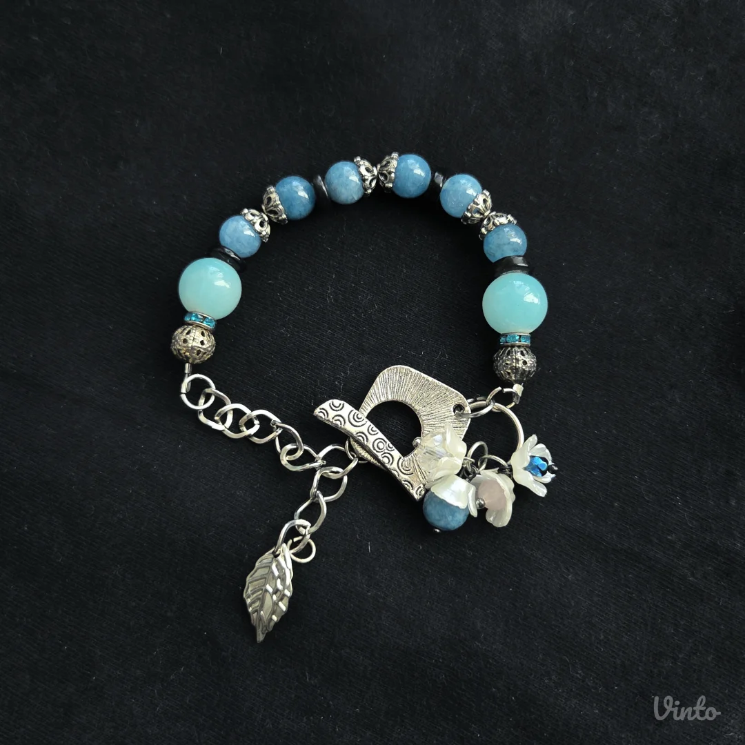 Nežna plava narukvica sa kristalima i cvetićima