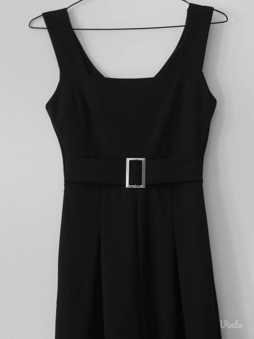 Klasični crni kombinezon za sve prilike