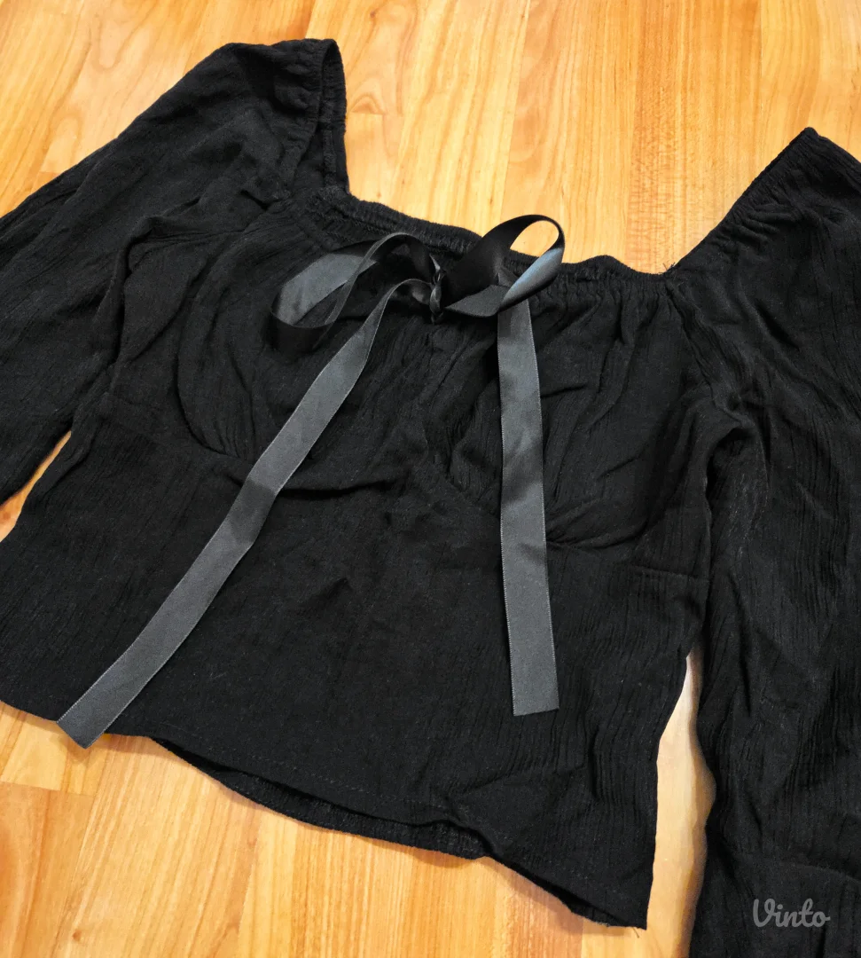 Gothic crop top sa zvonastim rukavima