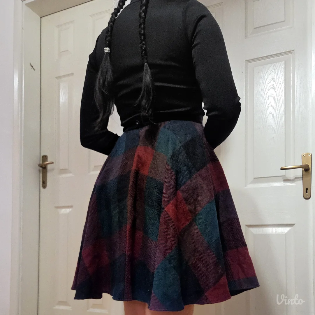 Vunena karirana suknja, pun krug