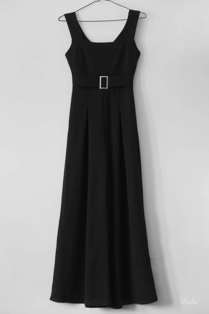 Klasični crni kombinezon za sve prilike