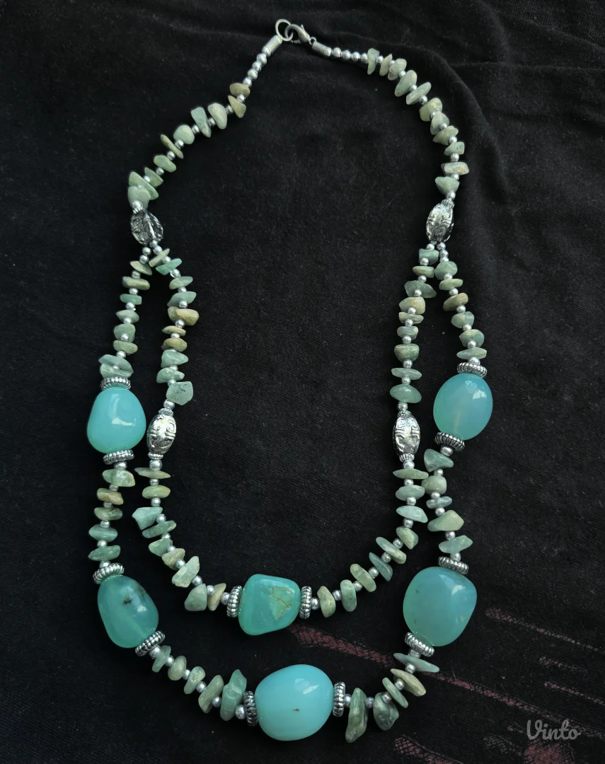 Bogata ogrlica od kristala i kamena