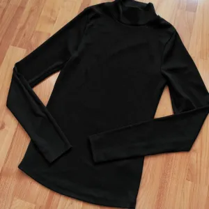 Kvalitetna vintage crna rolka za sve prilike