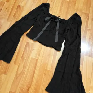 Gothic crop top sa zvonastim rukavima