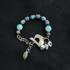 Nežna plava narukvica sa kristalima i cvetićima