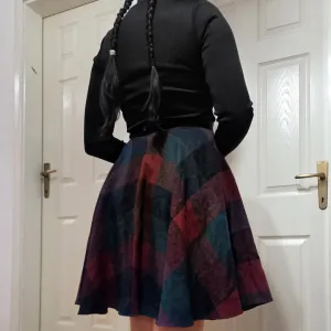 Vunena karirana suknja, pun krug