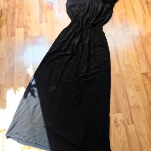 Maxi crna ren faire haljina sa puf rukavima