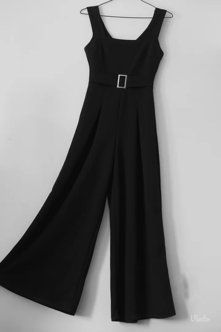 Klasični crni kombinezon za sve prilike