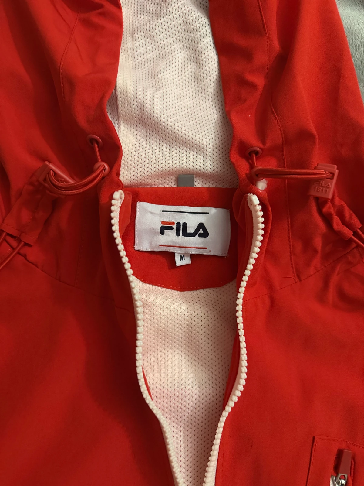 FILA crvena jakna sa kapuljačom, veličina M