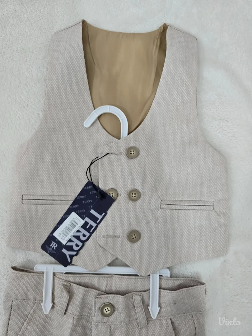 Elegantno dečije odelo – prsluk i pantalone + leptir mašna – veličina 2 godine