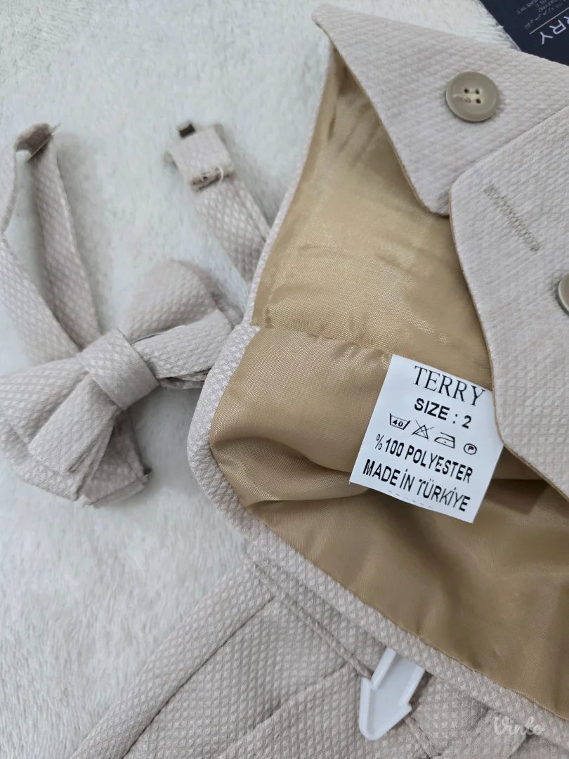 Elegantno dečije odelo – prsluk i pantalone + leptir mašna – veličina 2 godine