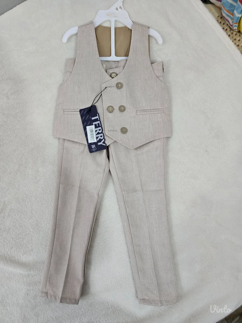 Elegantno dečije odelo – prsluk i pantalone + leptir mašna – veličina 2 godine