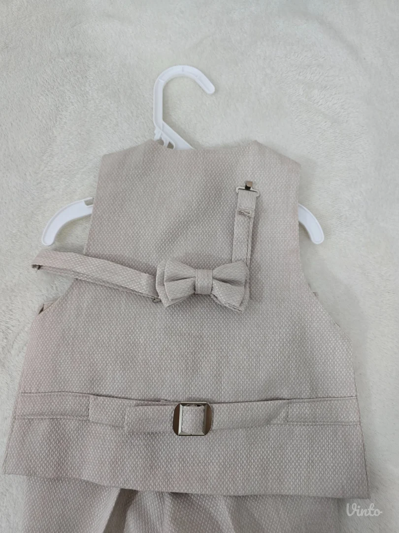 Elegantno dečije odelo – prsluk i pantalone + leptir mašna – veličina 2 godine