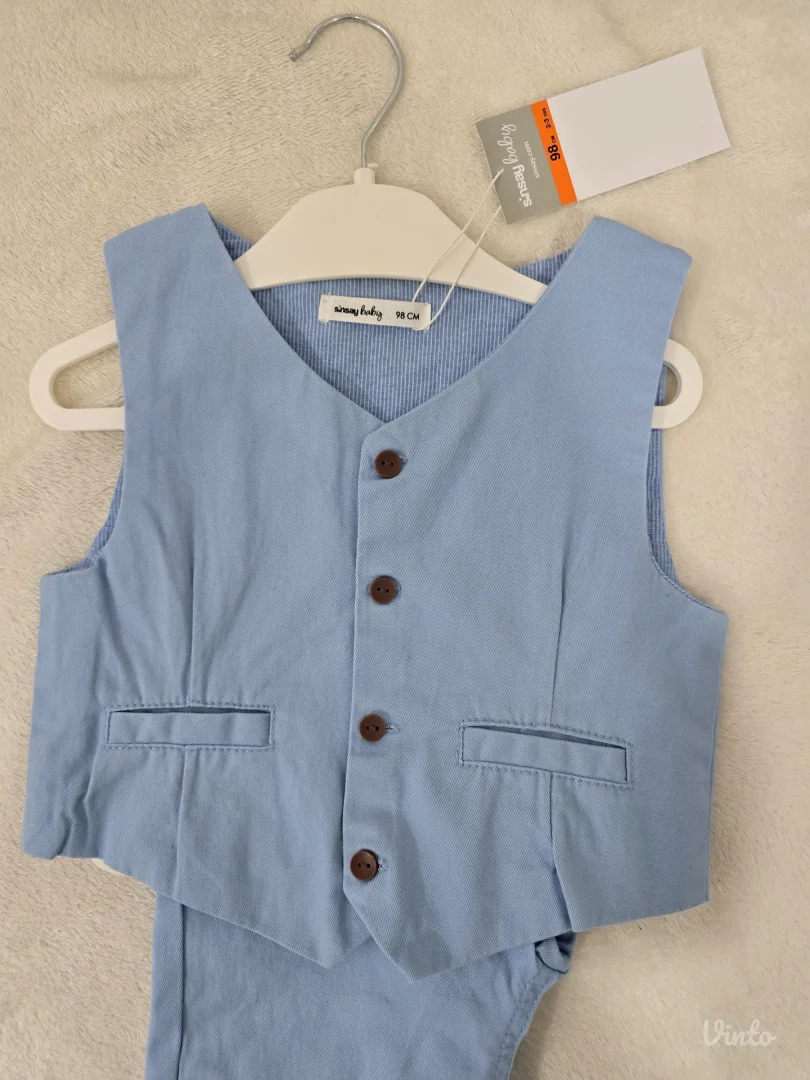 Sinsay elegantno dečije odelo – prsluk i pantalone – veličina 98