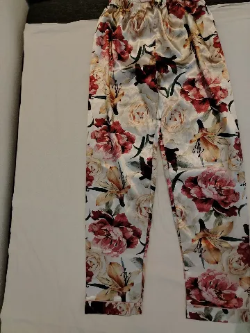 Luksuzne svilene pantalone sa cvetnim dezenom