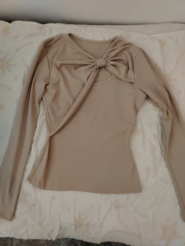 Elegantna bež majica dugih rukava sa mašnom i izrezom