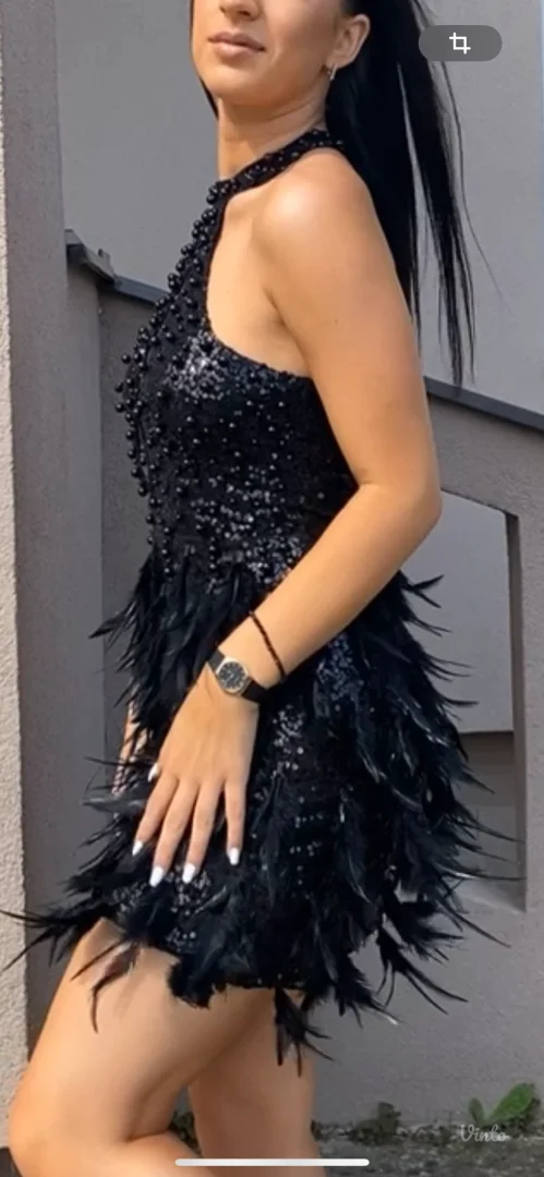 Crna kratka haljina sa peruškama