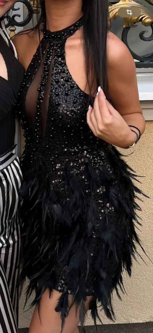 Crna kratka haljina sa peruškama