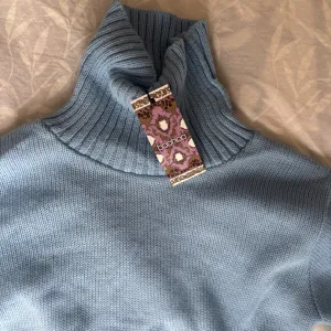 Plavi Dzemperic sa Etiketom