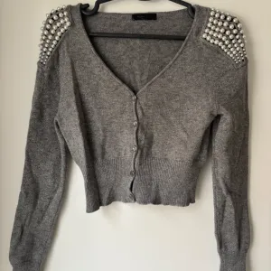 Džemper sa sljokicama