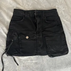 BERSHKA Teksas crna suknjica