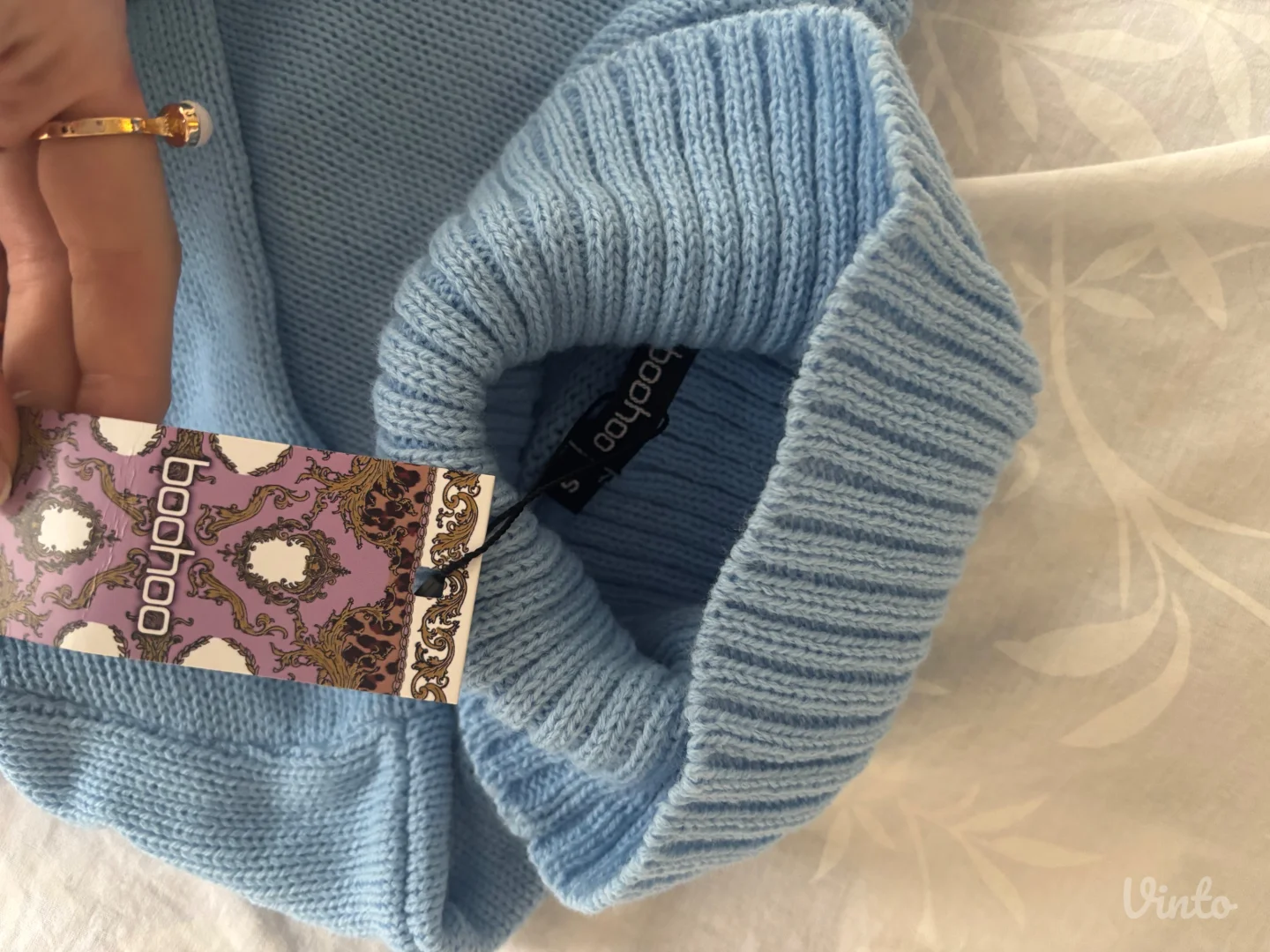 Plavi Dzemperic sa Etiketom