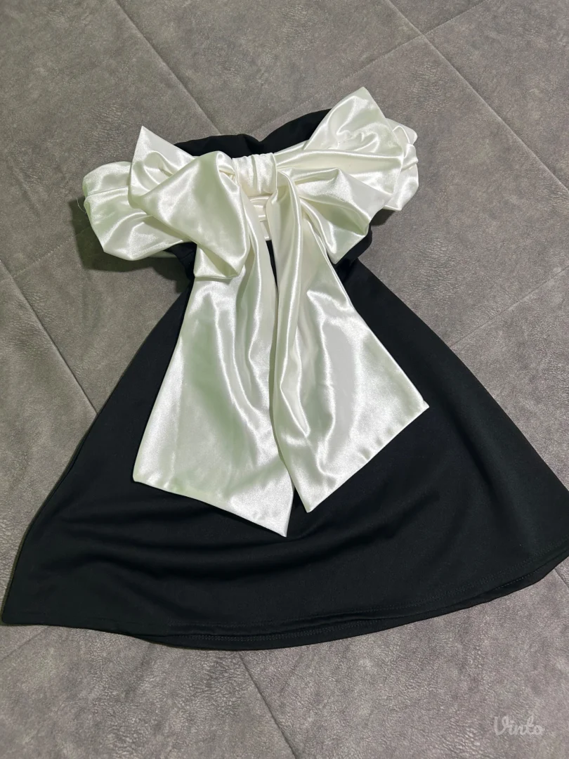 Elegantna crno-bela haljina sa mašnom