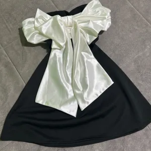 Elegantna crno-bela haljina sa mašnom