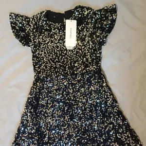 Haljinica za devojčicu 6/7 godina (NOVO)