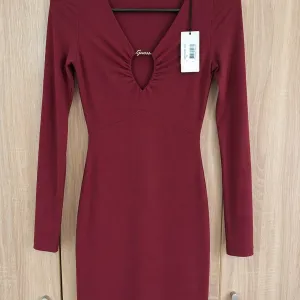 GUESS crvena mini haljina – NOVO SA ETIKETOM