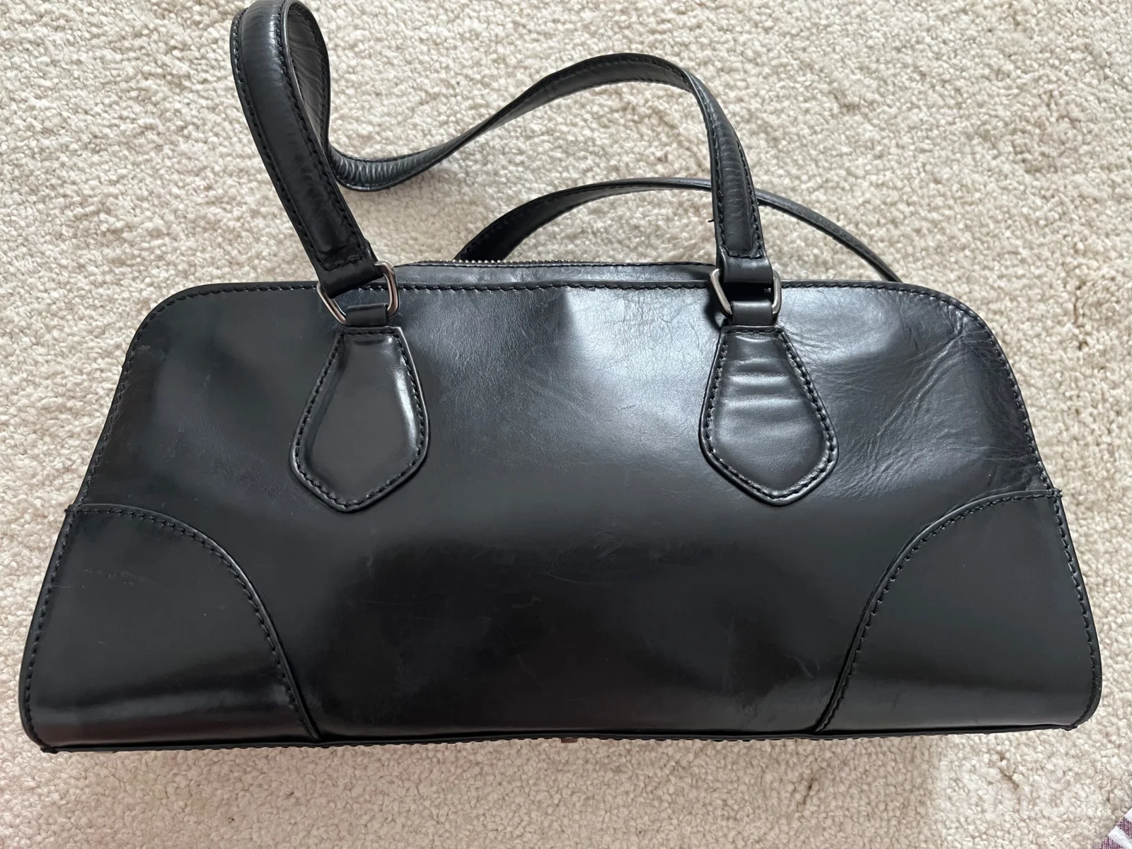 Crna kožna torba Stuart Weitzman