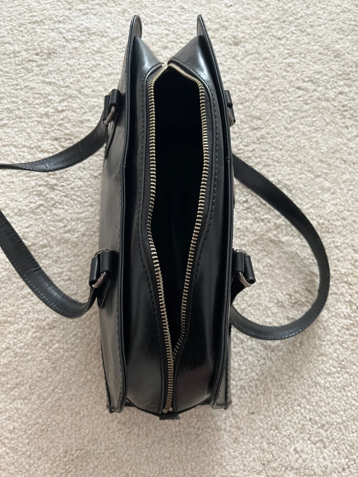 Crna kožna torba Stuart Weitzman