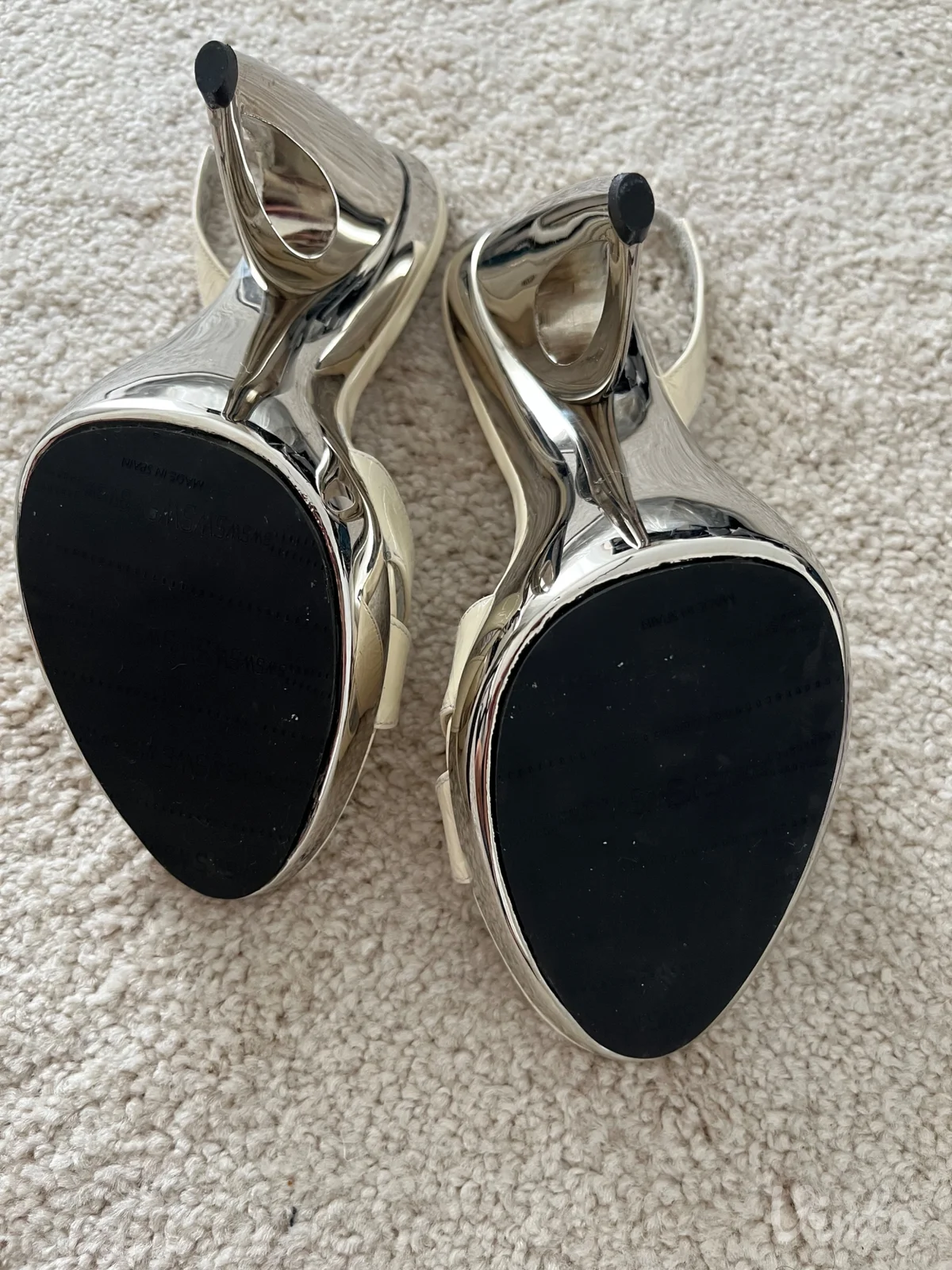 Krem-bele sandale Stuart Weitzman