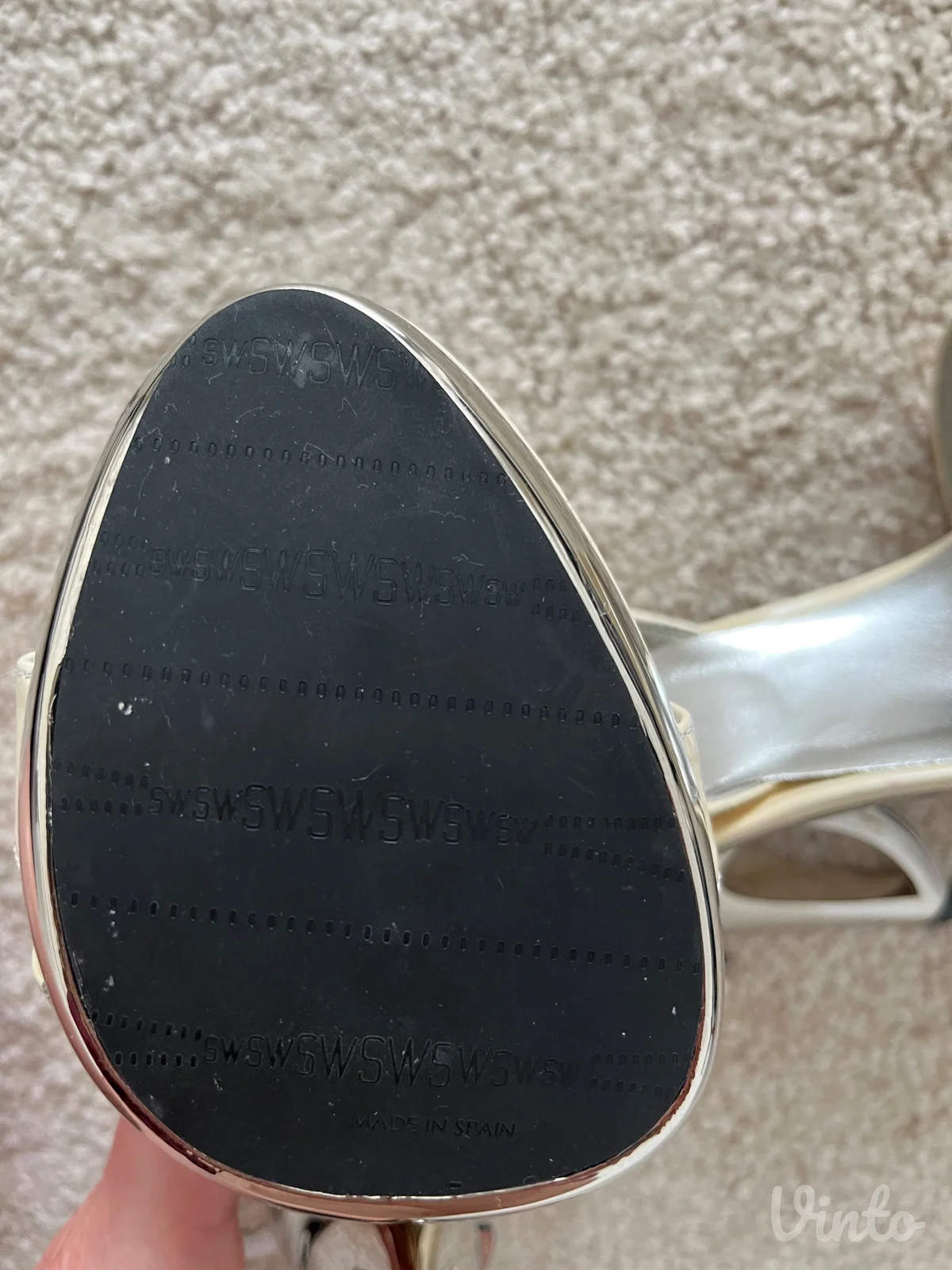 Krem-bele sandale Stuart Weitzman