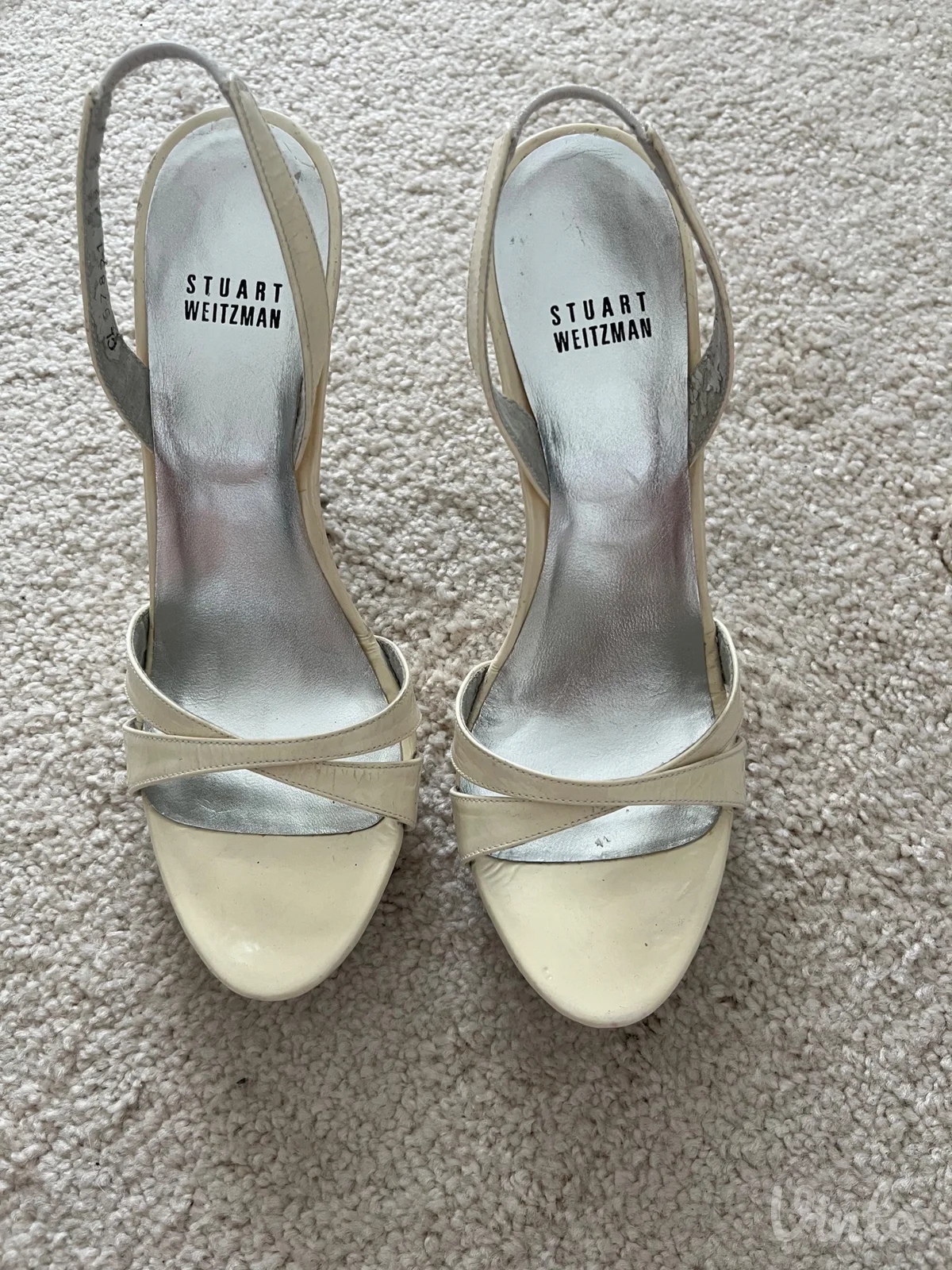 Krem-bele sandale Stuart Weitzman