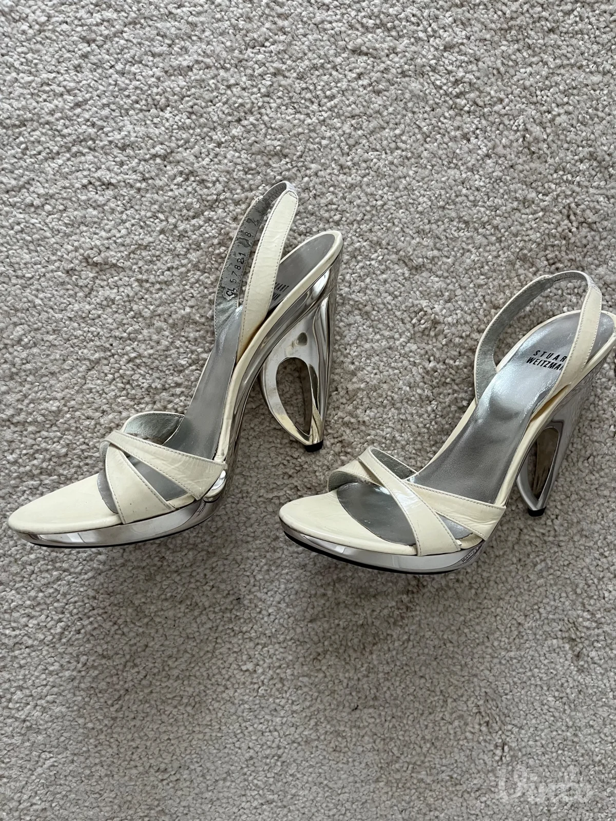 Krem-bele sandale Stuart Weitzman