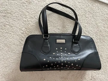 Crna kožna torba Stuart Weitzman