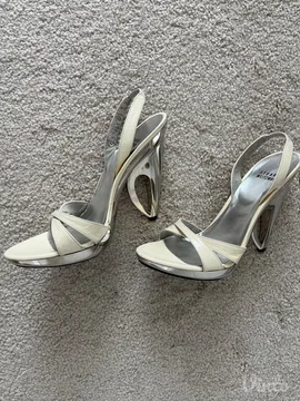 Krem-bele sandale Stuart Weitzman